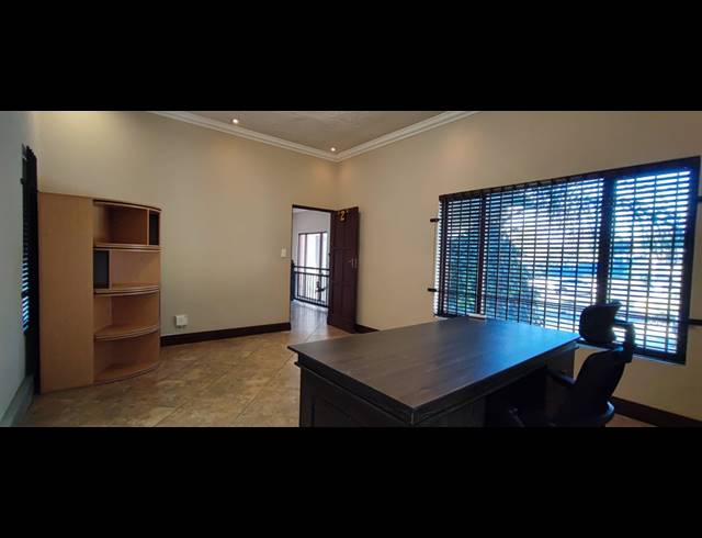 318M² BUILDING FOR SALE IN ROOIHUISKRAAL